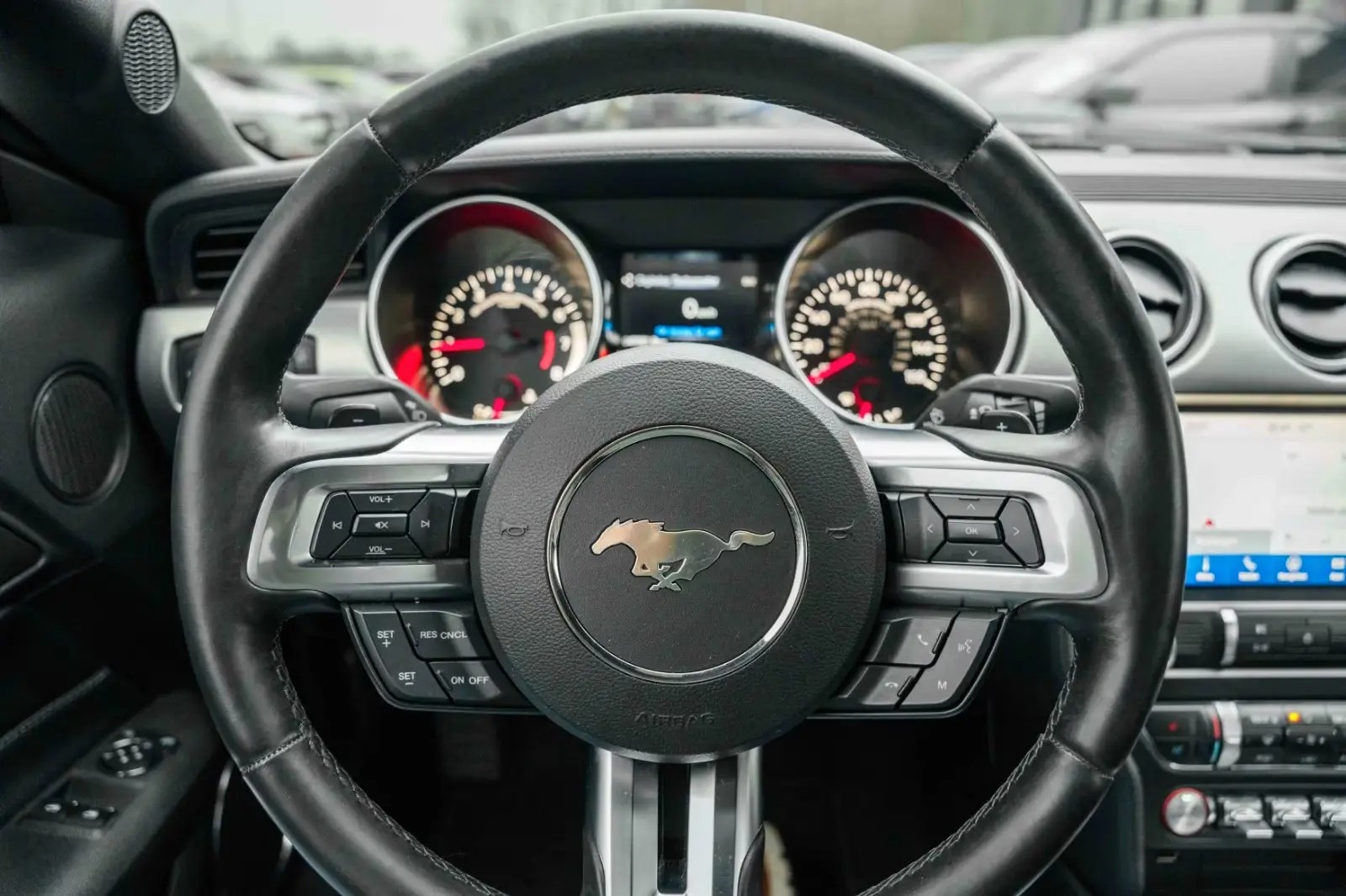 Steering wheel and instrument cluster
