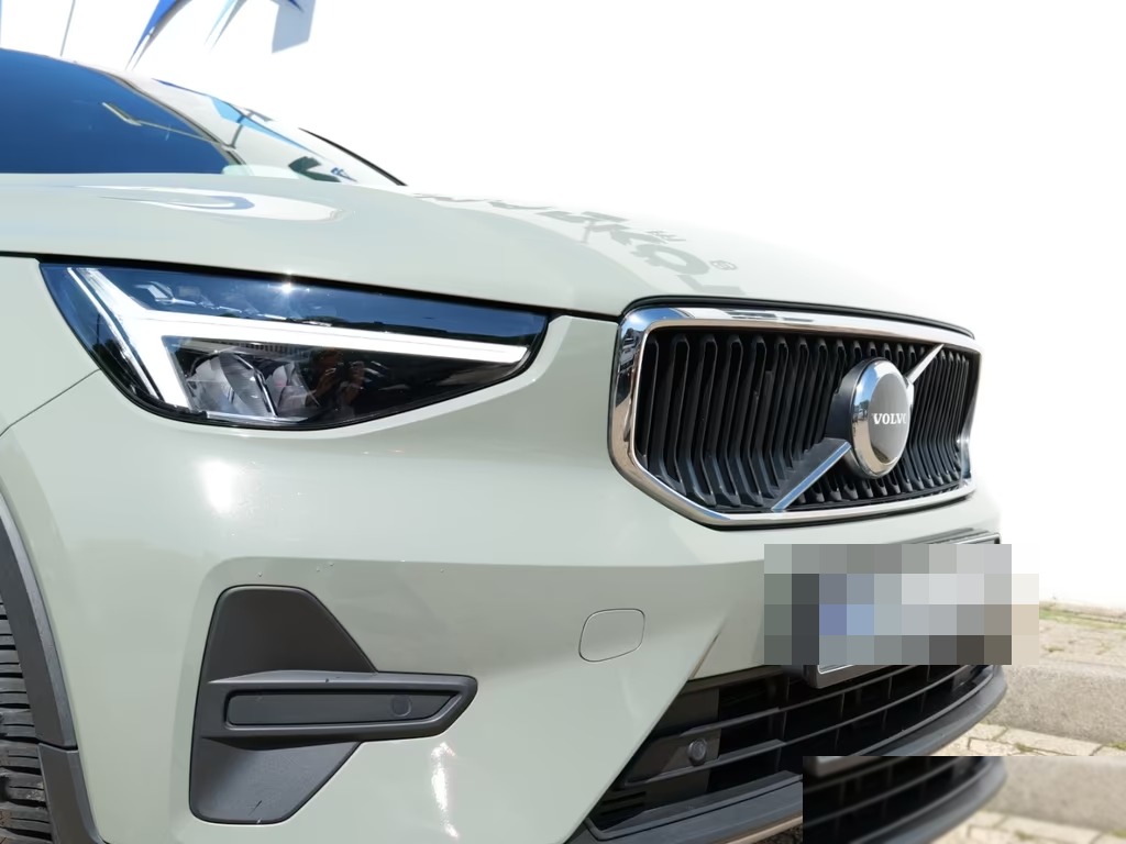 Front grille and LED headlight detail of the Volvo XC40