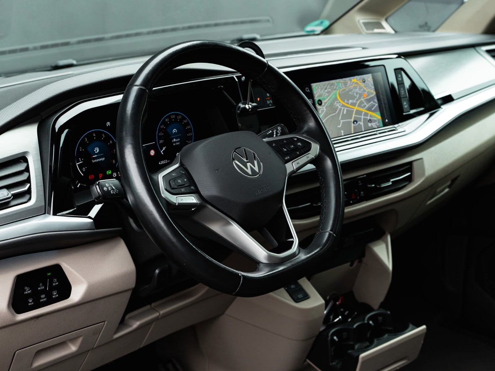 Driver's cockpit of the T7 Multivan with digital instruments and navigation.