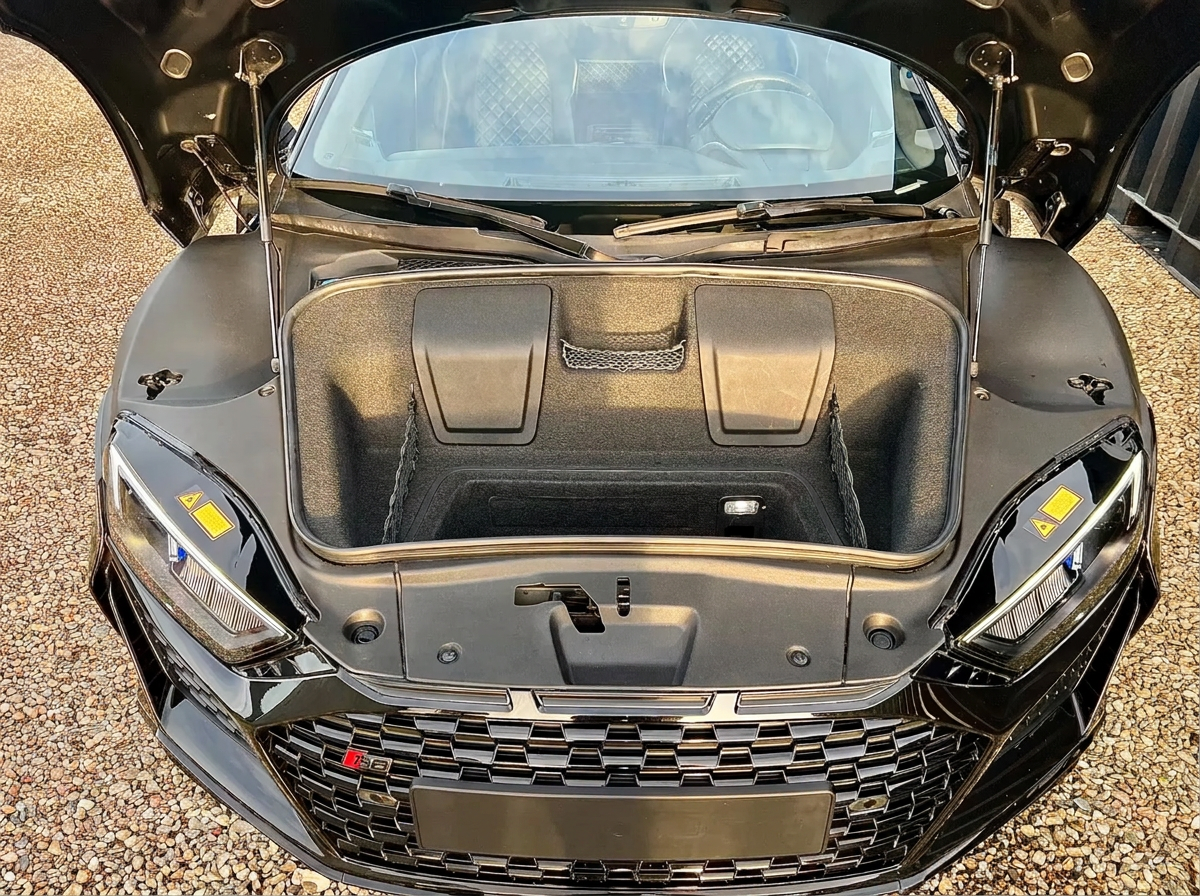 Audi R8 V10 Performance 2019 — front luggage compartment
