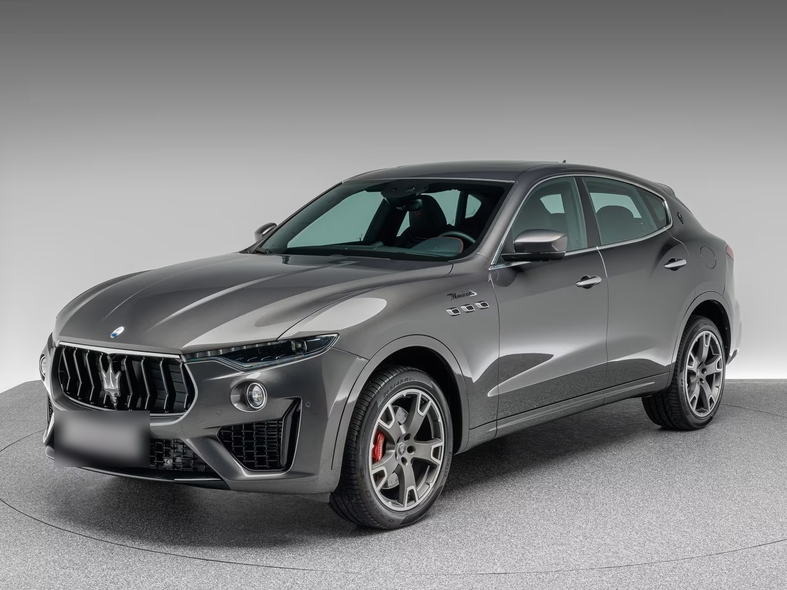 Front three-quarter studio view of the Grigio Maratea Maserati Levante Modena S.