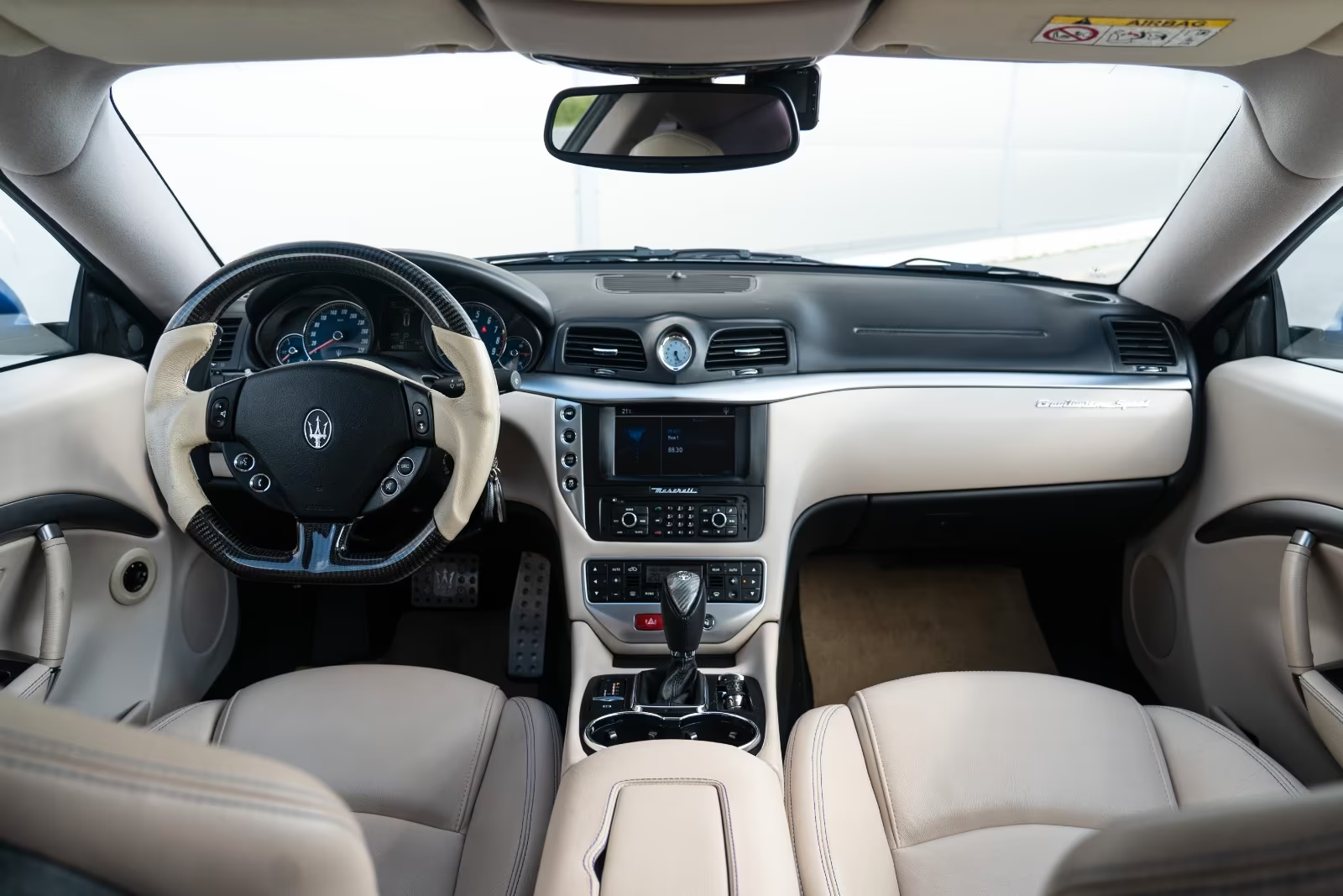 Dashboard and centre console of the Maserati GranTurismo Sport in beige leather.