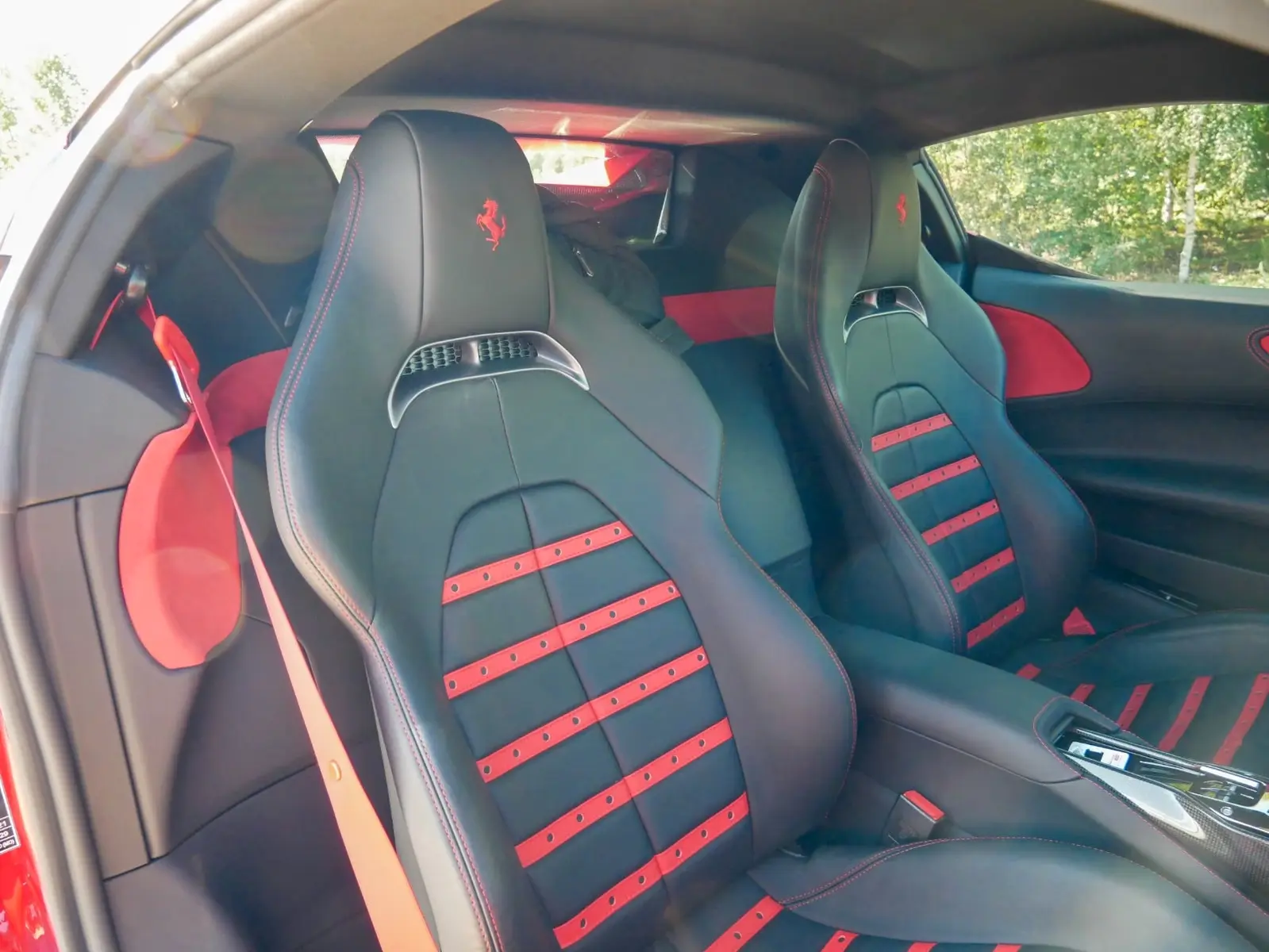 Ferrari SF90 Stradale 2022 — Daytona-style seats with red inserts