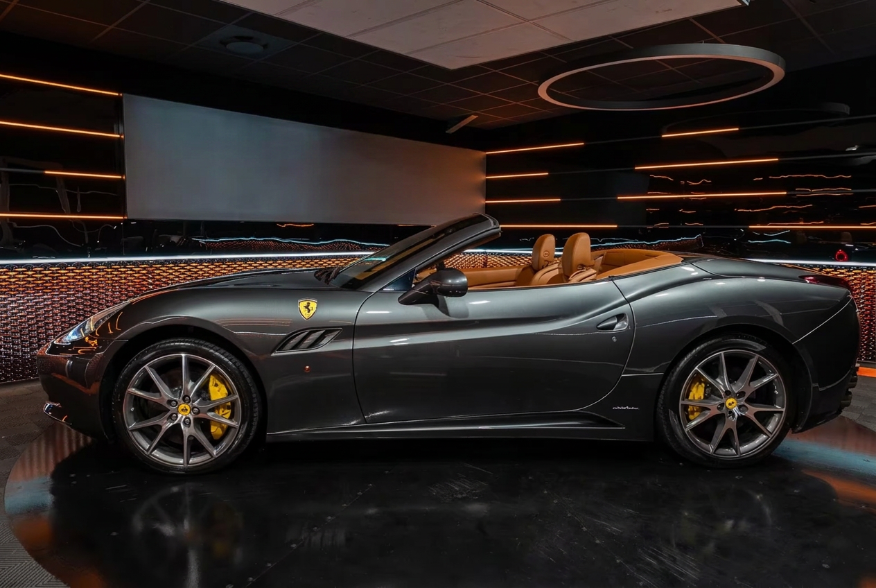 Ferrari California in Grigio Silverstone, full side profile