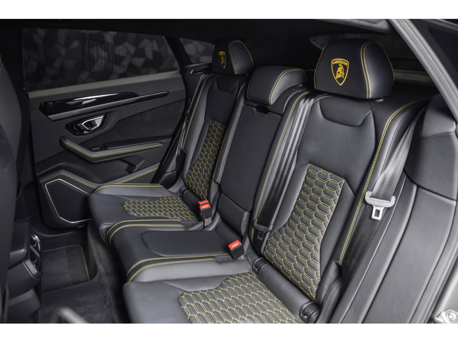 Lamborghini Urus 2022 — centre console and digital cockpit