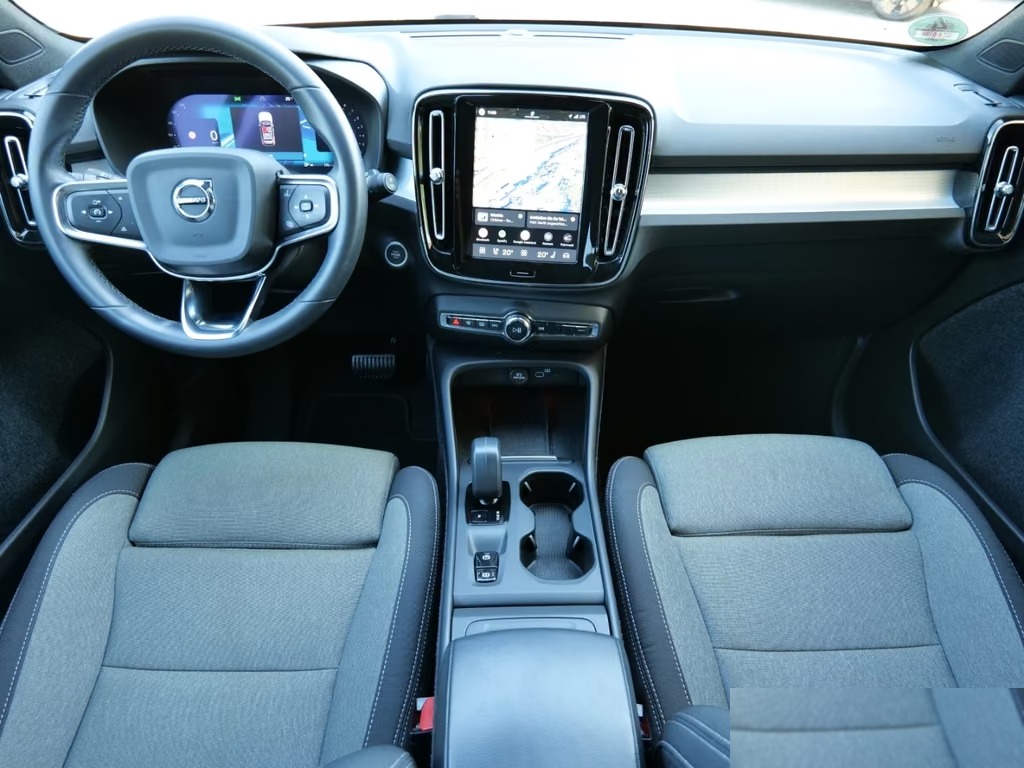 Dashboard, digital cockpit and centre touchscreen of the XC40