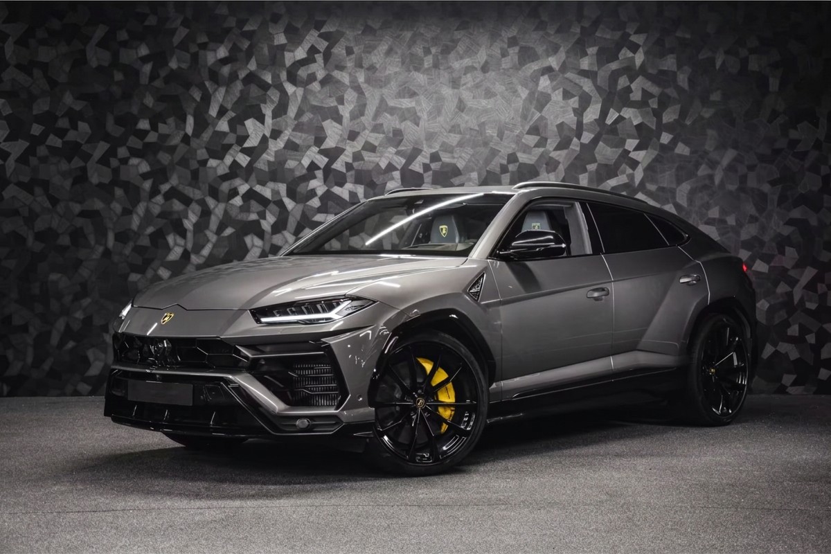 Lamborghini Urus 2022 in Grigio Keres — front three-quarter view