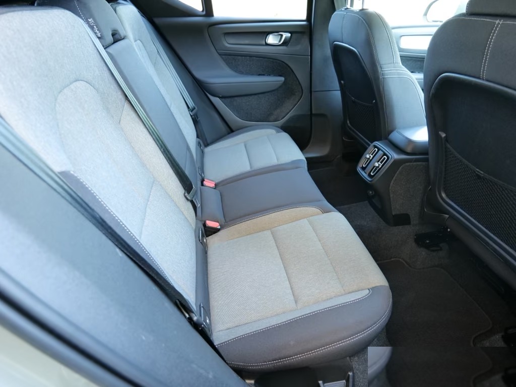Rear seats of the Volvo XC40 in grey cloth