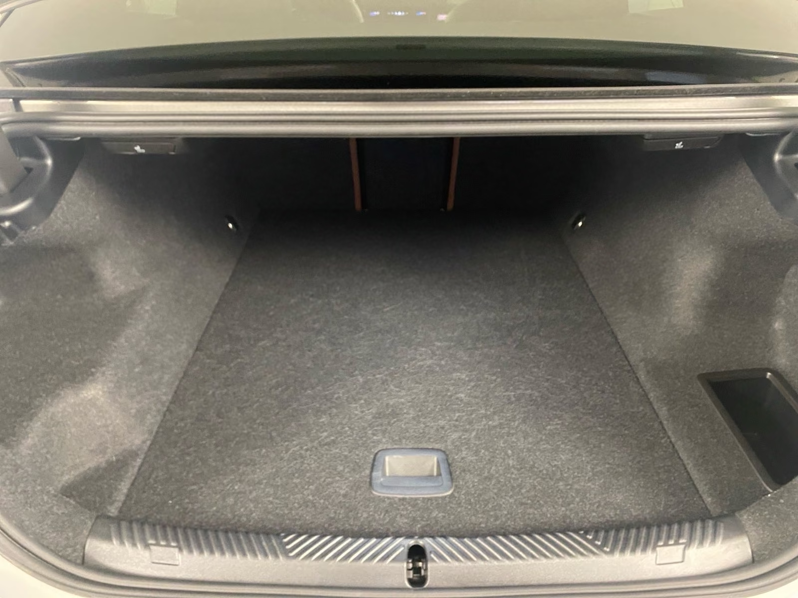 Luggage compartment of the BMW i5.