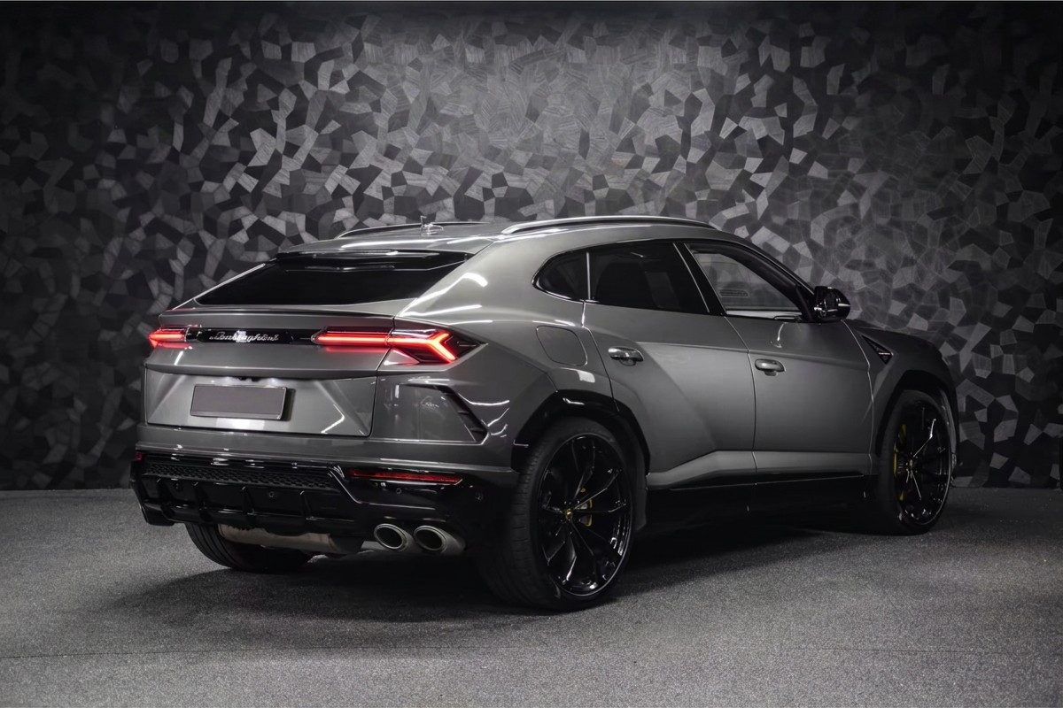 Lamborghini Urus 2022 — rear three-quarter view with Akrapovič exhaust