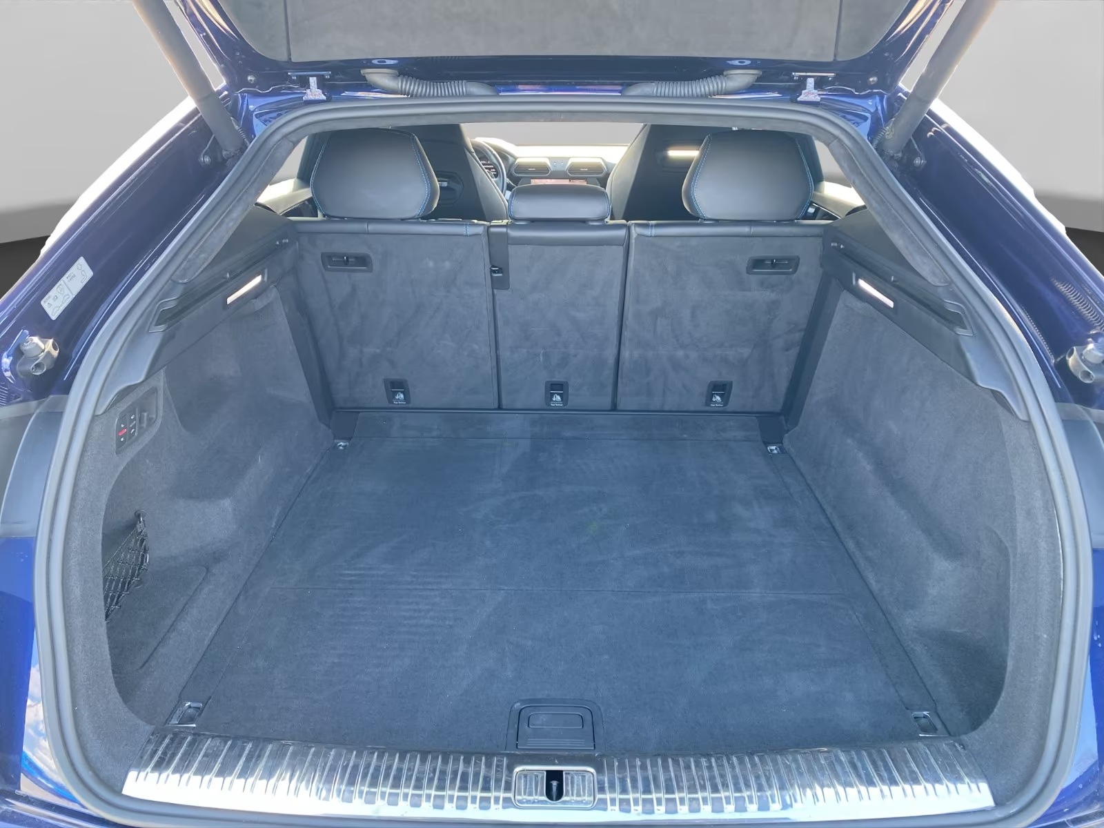 Lamborghini Urus 2018 — luggage compartment