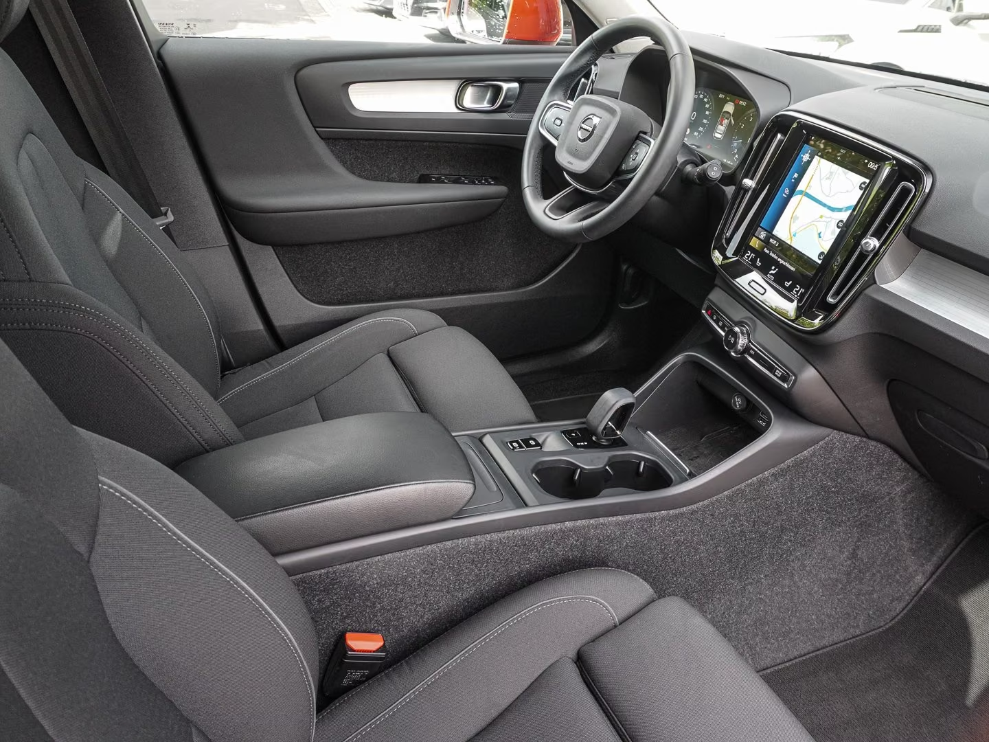 Front cabin of the XC40 with black cloth seats and steering wheel