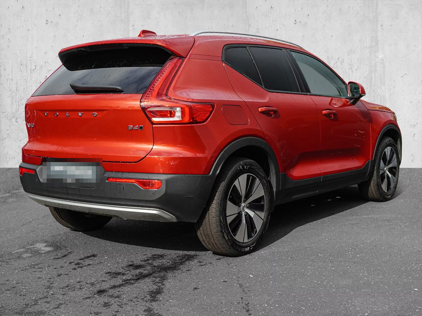 Rear three-quarter view of the Fusion Red Volvo XC40