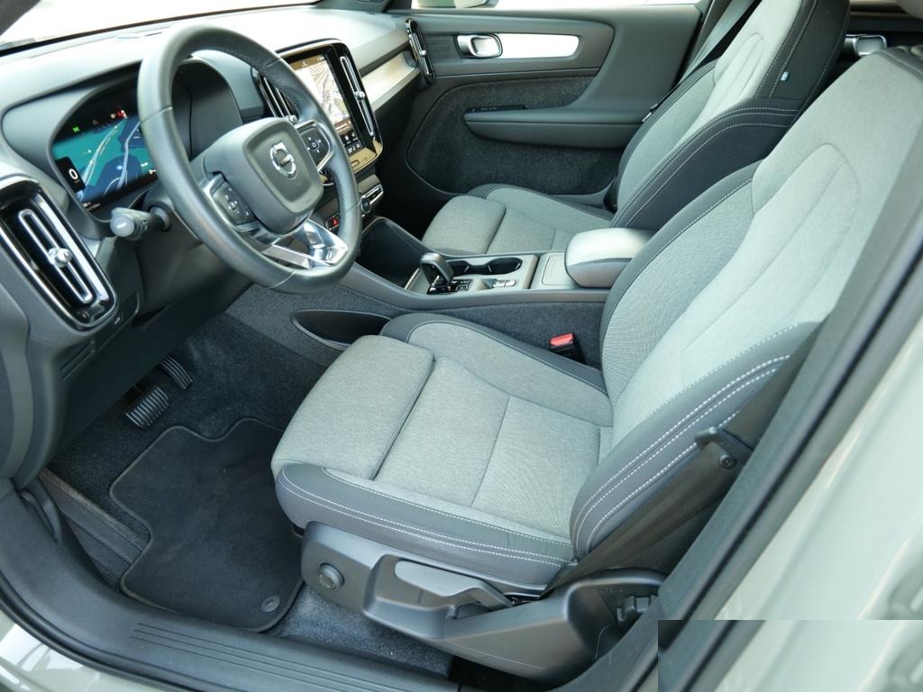 Front cabin of the XC40 with grey cloth seats and steering wheel