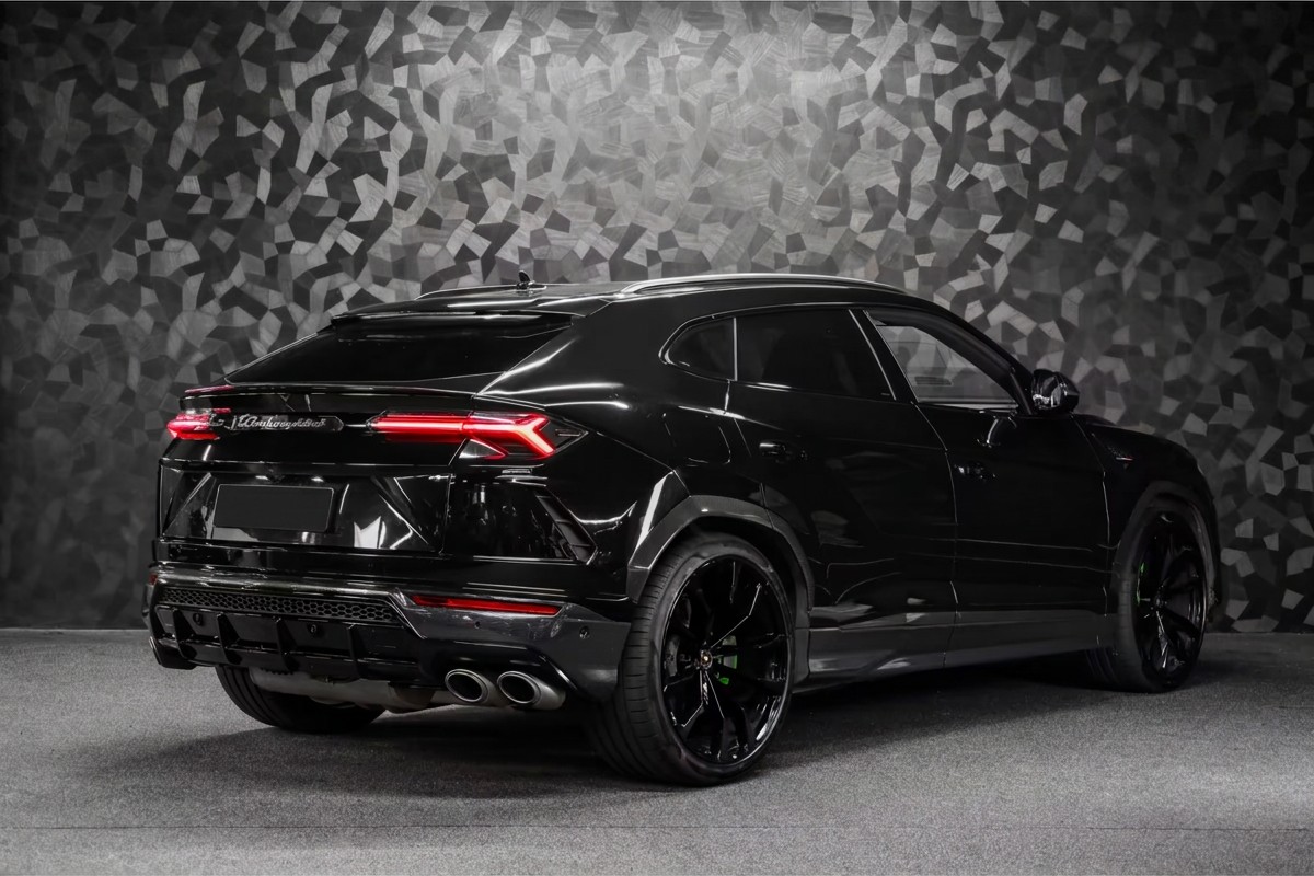 Lamborghini Urus 2021 — rear three-quarter view with Akrapovič exhaust