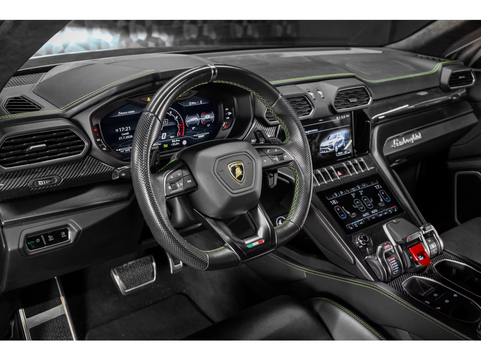 Lamborghini Urus 2021 — dashboard and multifunction leather steering wheel
