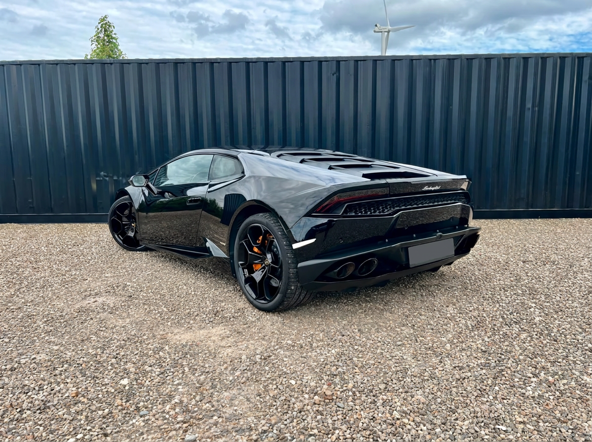 Lamborghini Huracán LP 610-4 2015 — rear three-quarter view