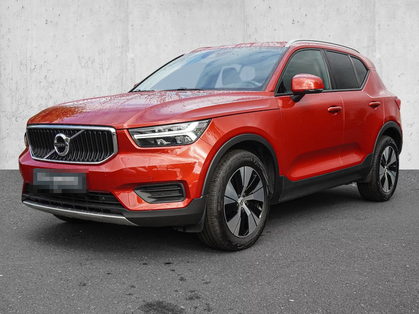 Volvo XC40 B4 in Fusion Red metallic, front three-quarter view