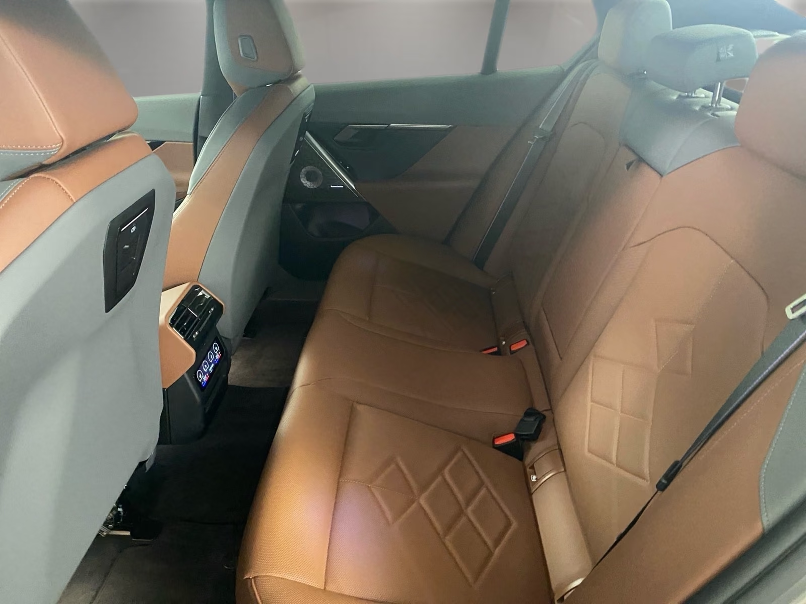 Rear seats in Copper Brown Merino leather with four-zone climate vents.