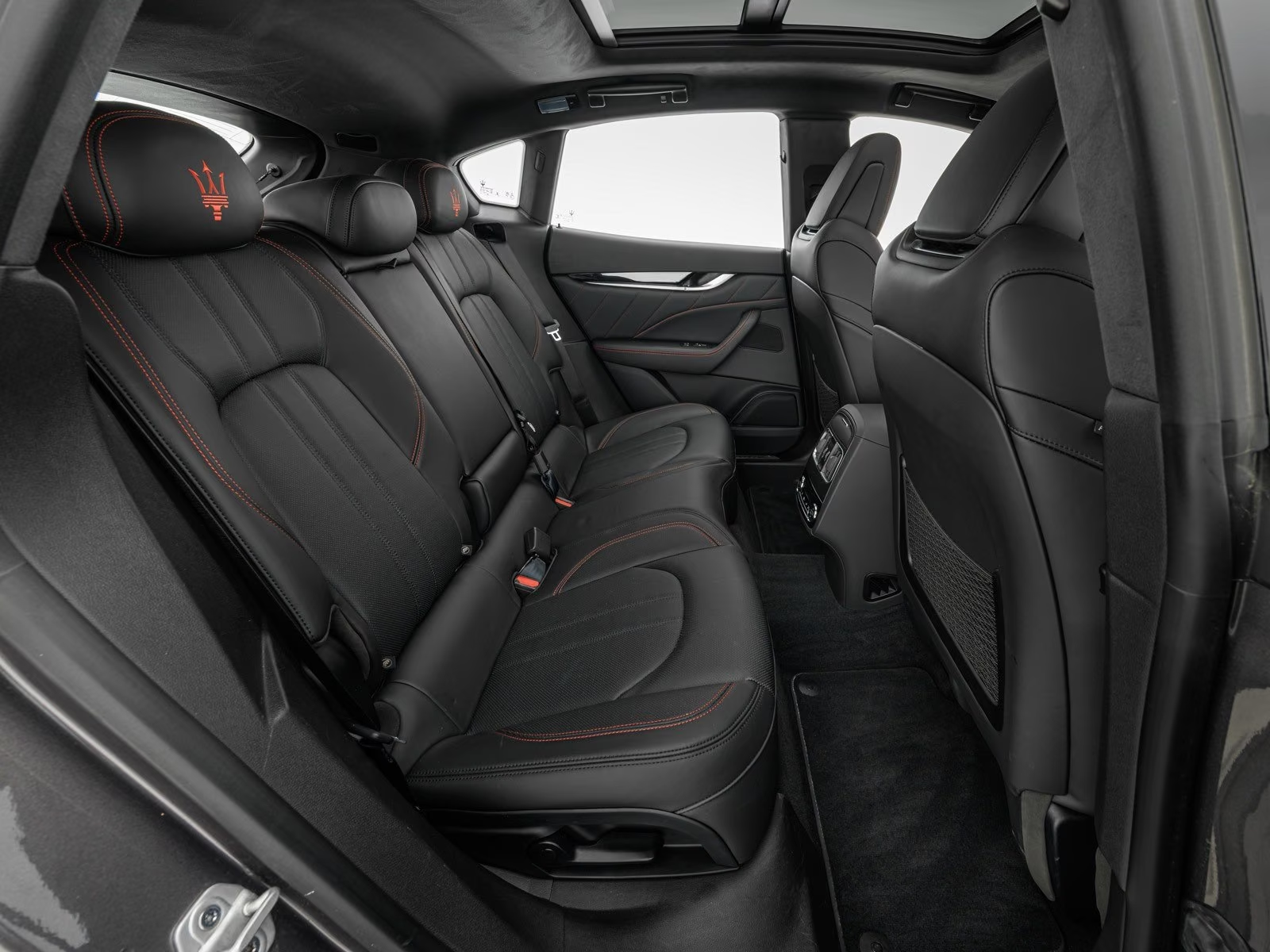 Rear Nero leather seats of the Maserati Levante Modena S.