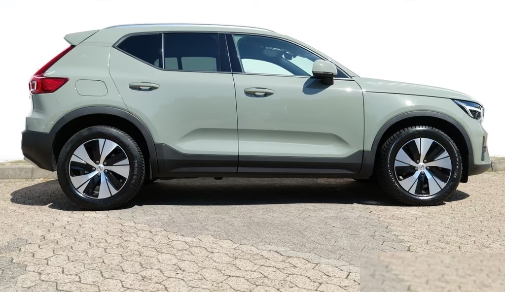 Side profile of the Volvo XC40 B3