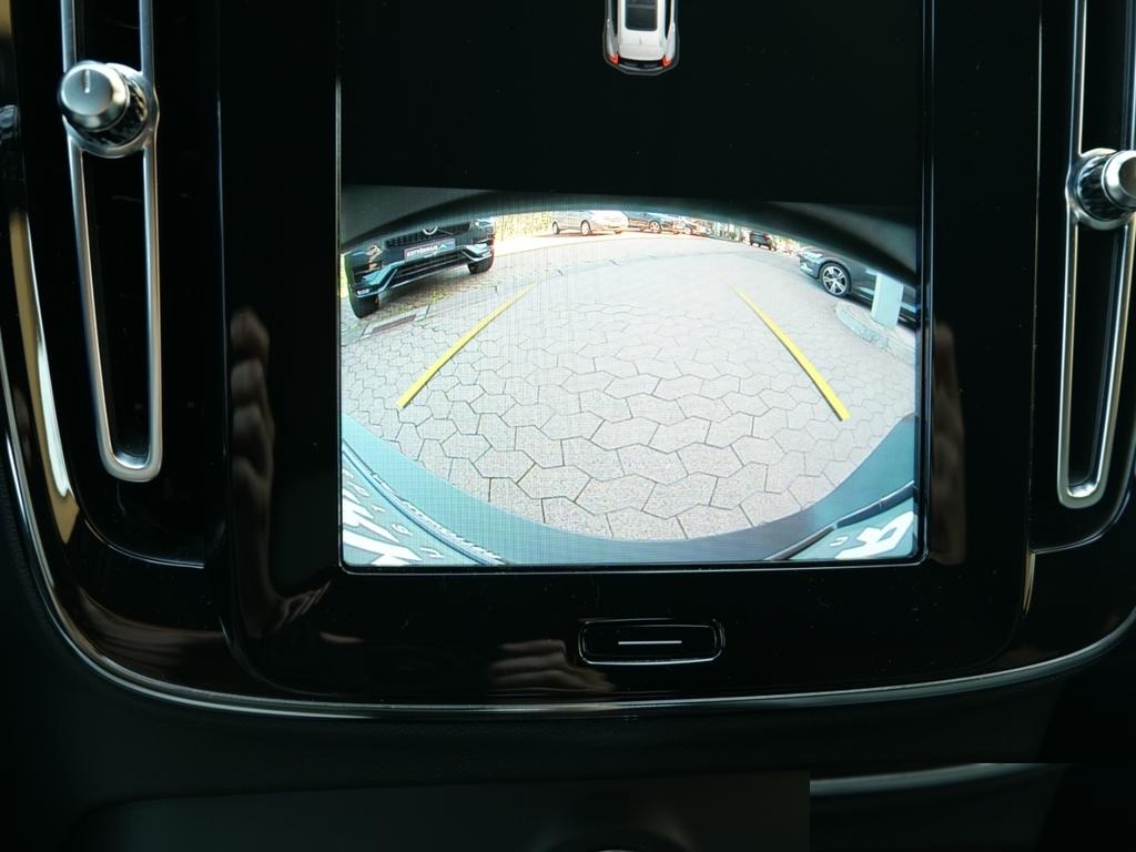 Reversing camera view on the centre display