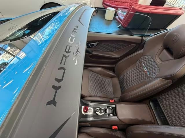 Lamborghini Huracán RWD Spyder 2017 — Huracán Spyder wind deflector badge