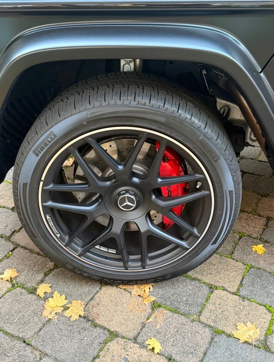 AMG cross-spoke forged wheel with red brake caliper on the G 63.