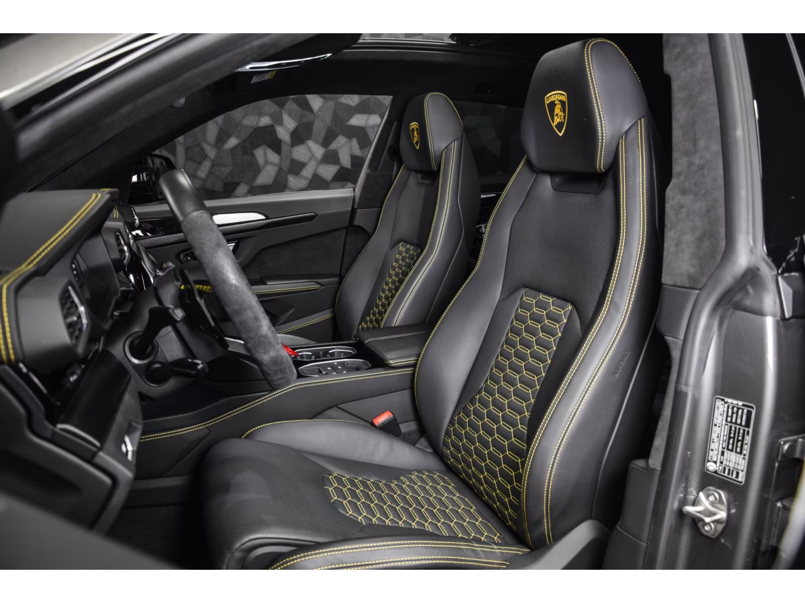Lamborghini Urus 2022 — dashboard and leather-Alcantara steering wheel