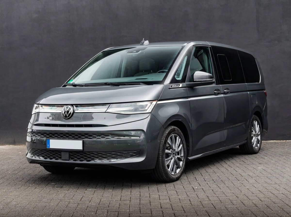 Volkswagen T7 Multivan in Indiumgrau metallic, front three-quarter view.