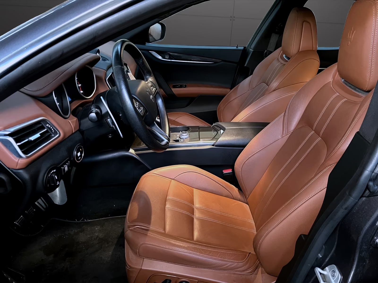 Cuoio full leather front seats and cockpit of the Maserati Ghibli.