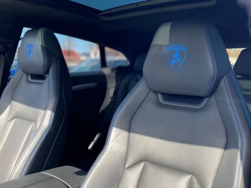 Lamborghini Urus 2018 — front sport seats with embroidered Lamborghini logos
