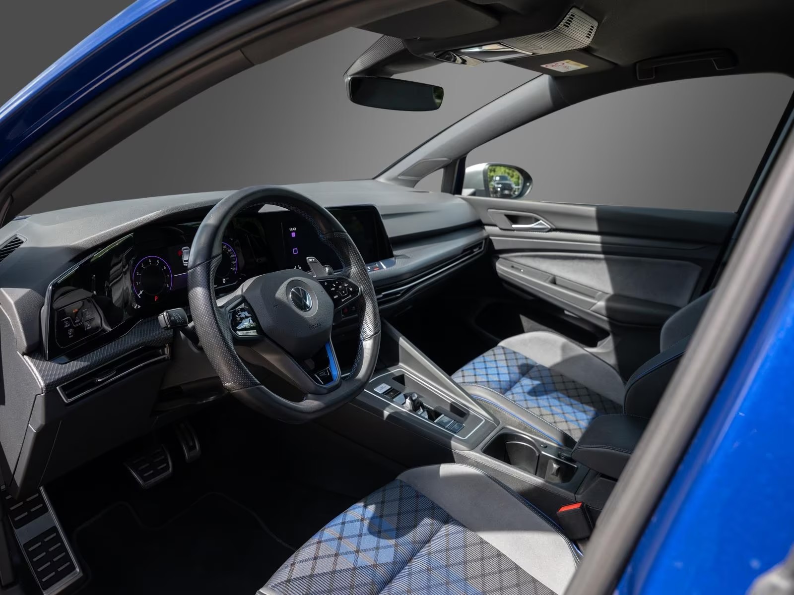 Driver's cockpit of the Golf R with R steering wheel, Digital Cockpit and DSG selector.
