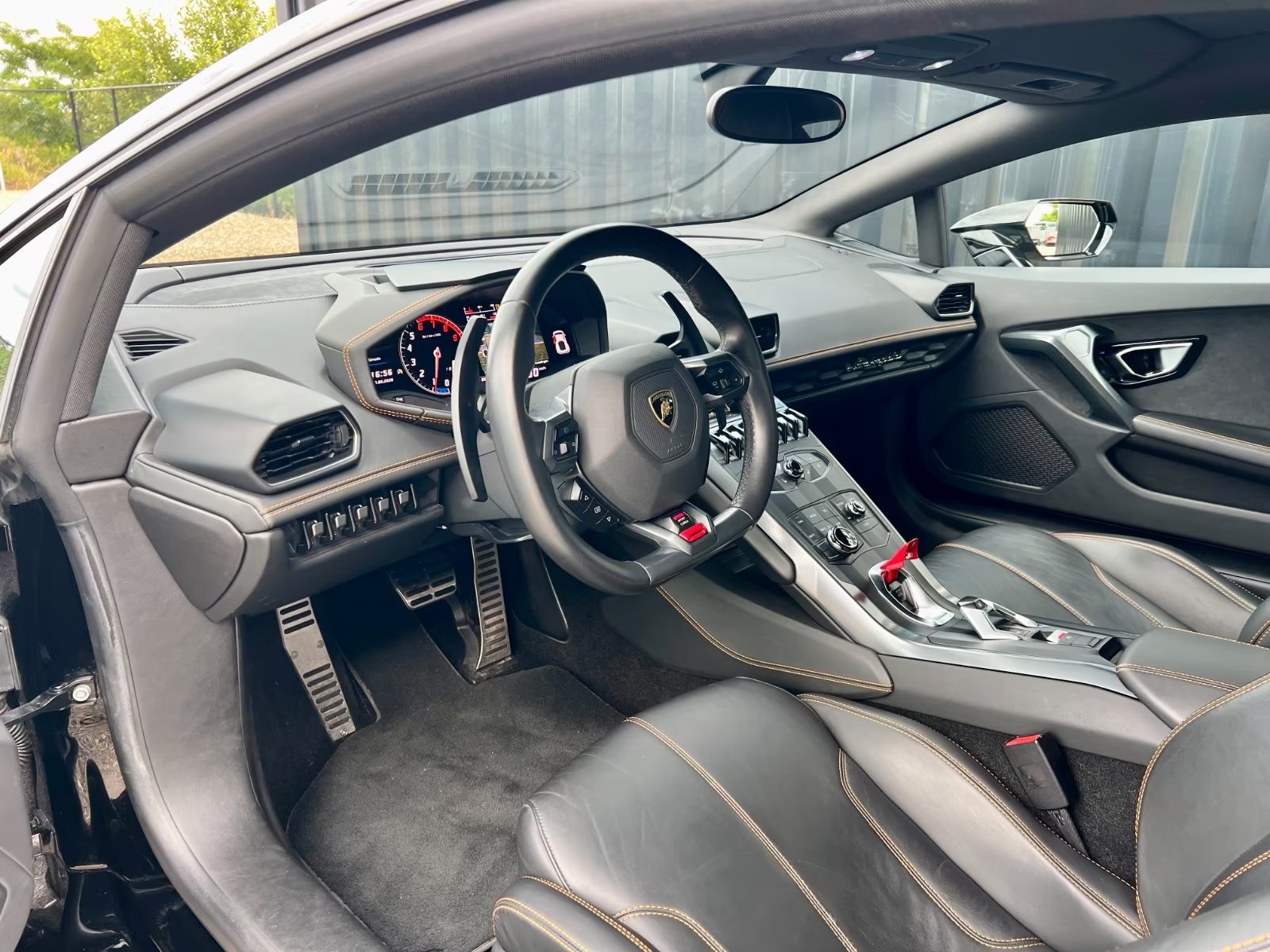 Lamborghini Huracán LP 610-4 2015 — dashboard and steering wheel