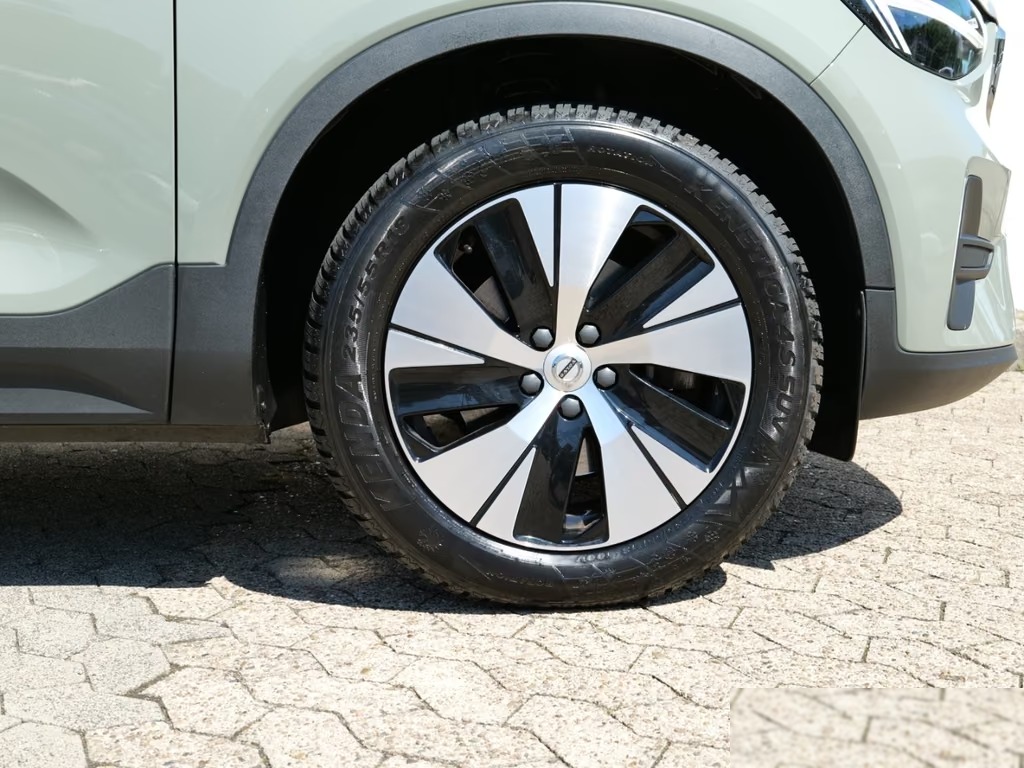 Close-up of the alloy wheel on the Volvo XC40
