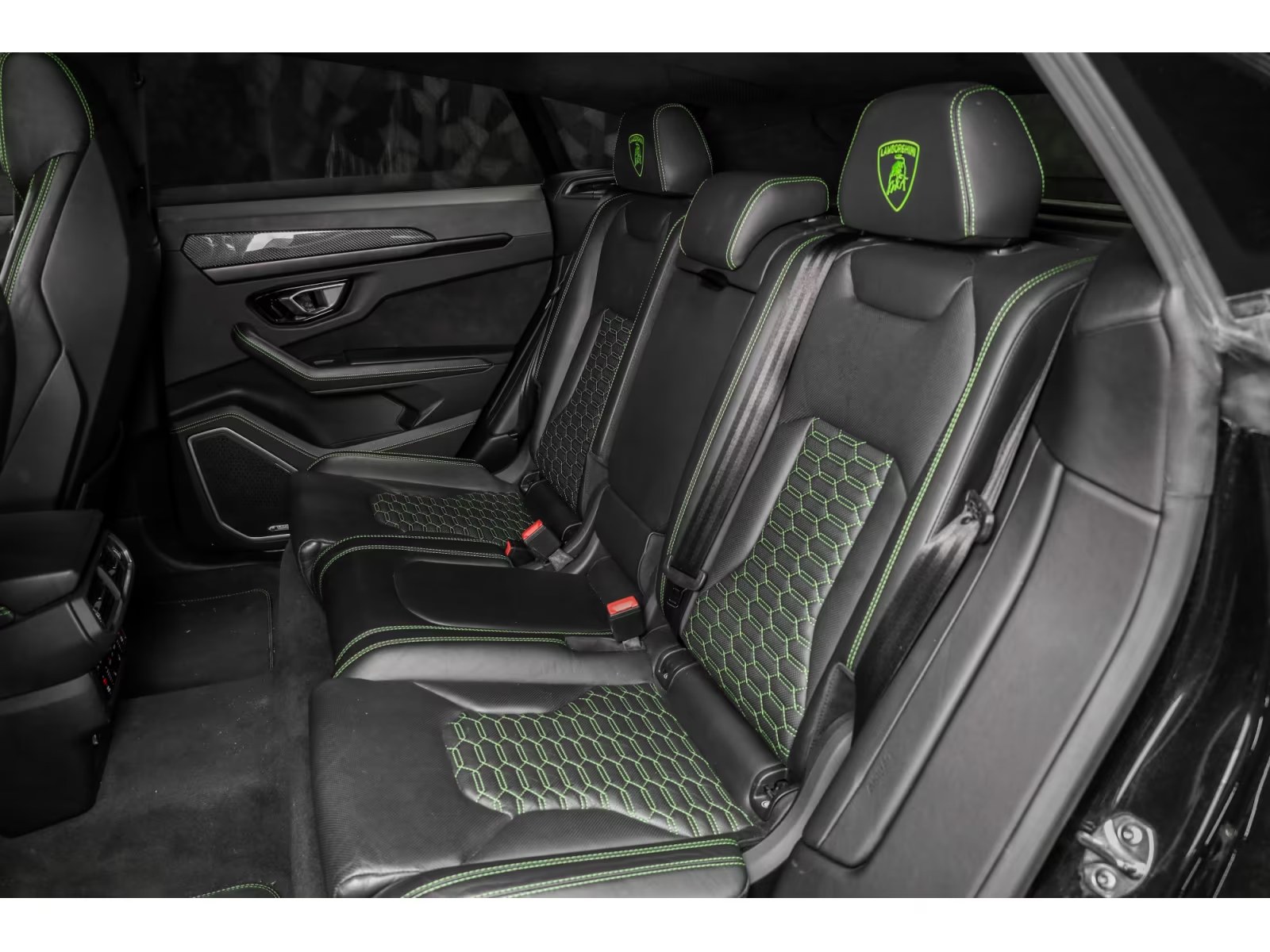 Lamborghini Urus 2021 — centre console with carbon interior package