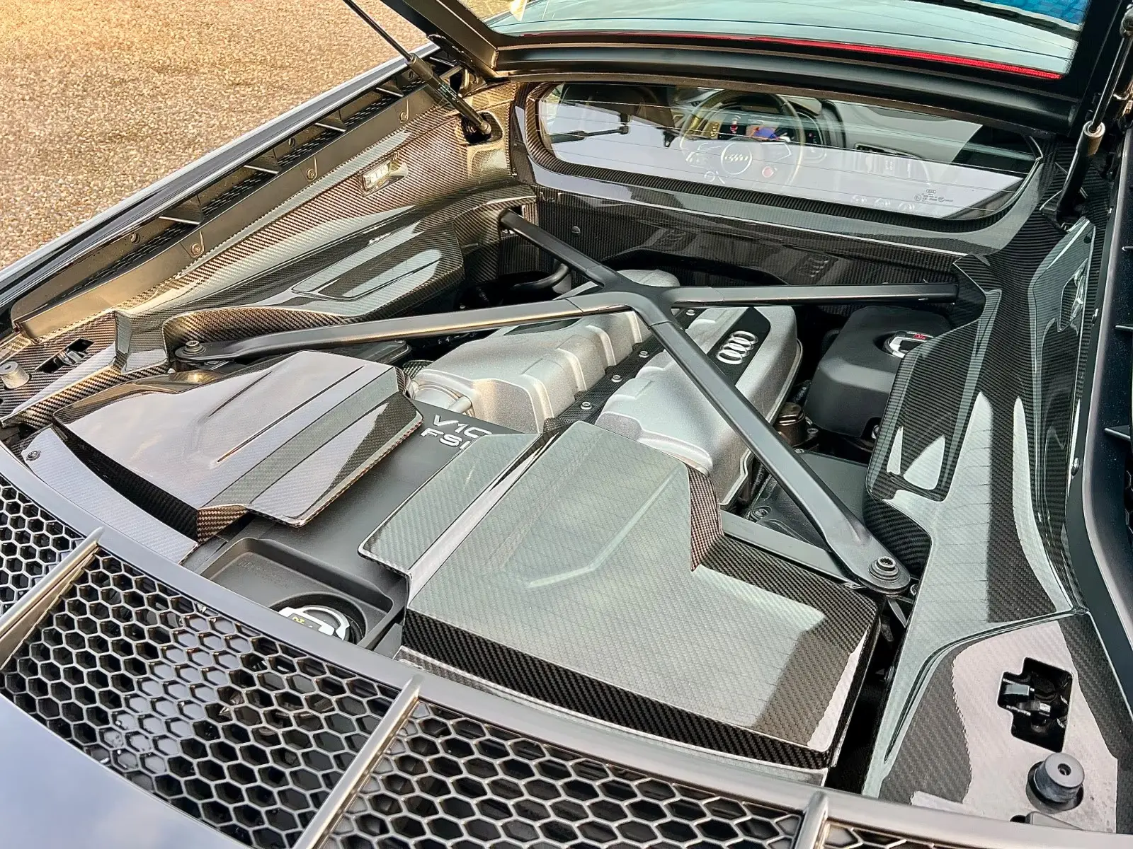 Audi R8 V10 Performance 2019 — 5.2 V10 engine bay with carbon fibre surround