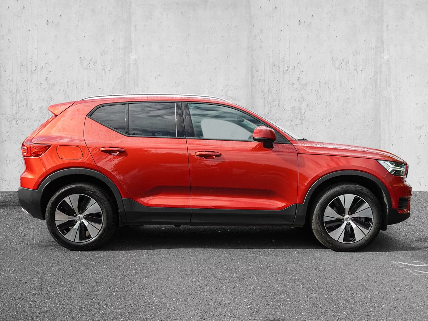Side profile of the Volvo XC40 B4 AWD