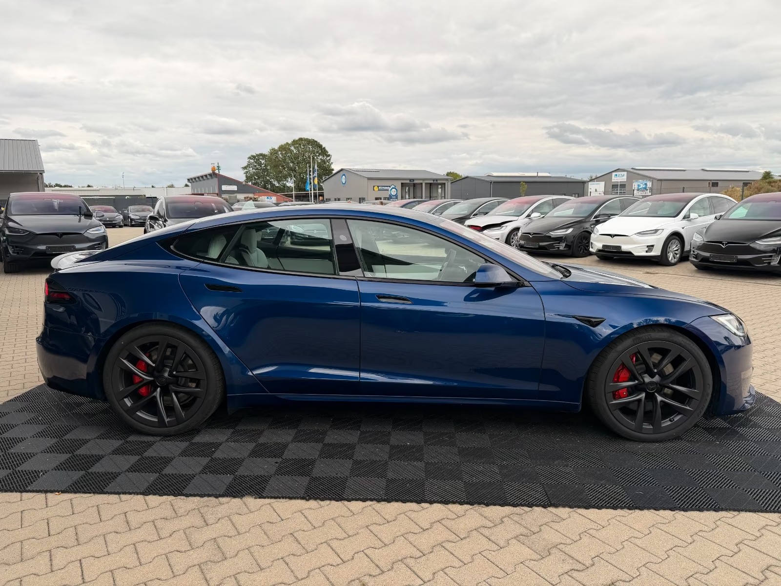 Side profile of the Tesla Model S Plaid on 21-inch Arachnid wheels.
