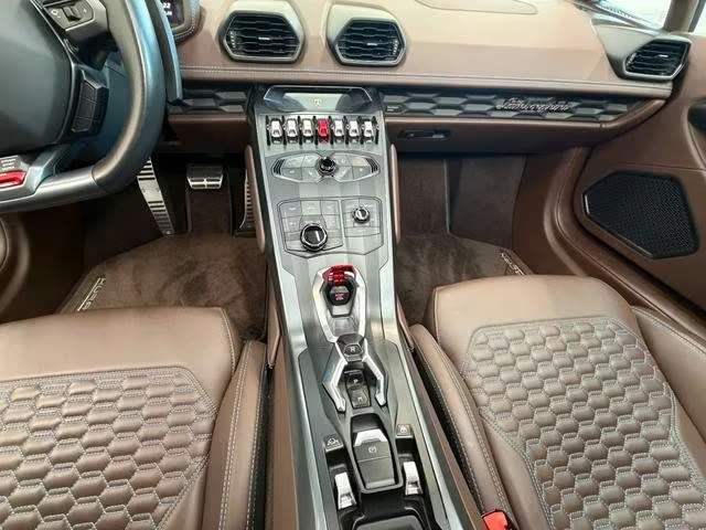 Lamborghini Huracán RWD Spyder 2017 — centre console with flip-up start button