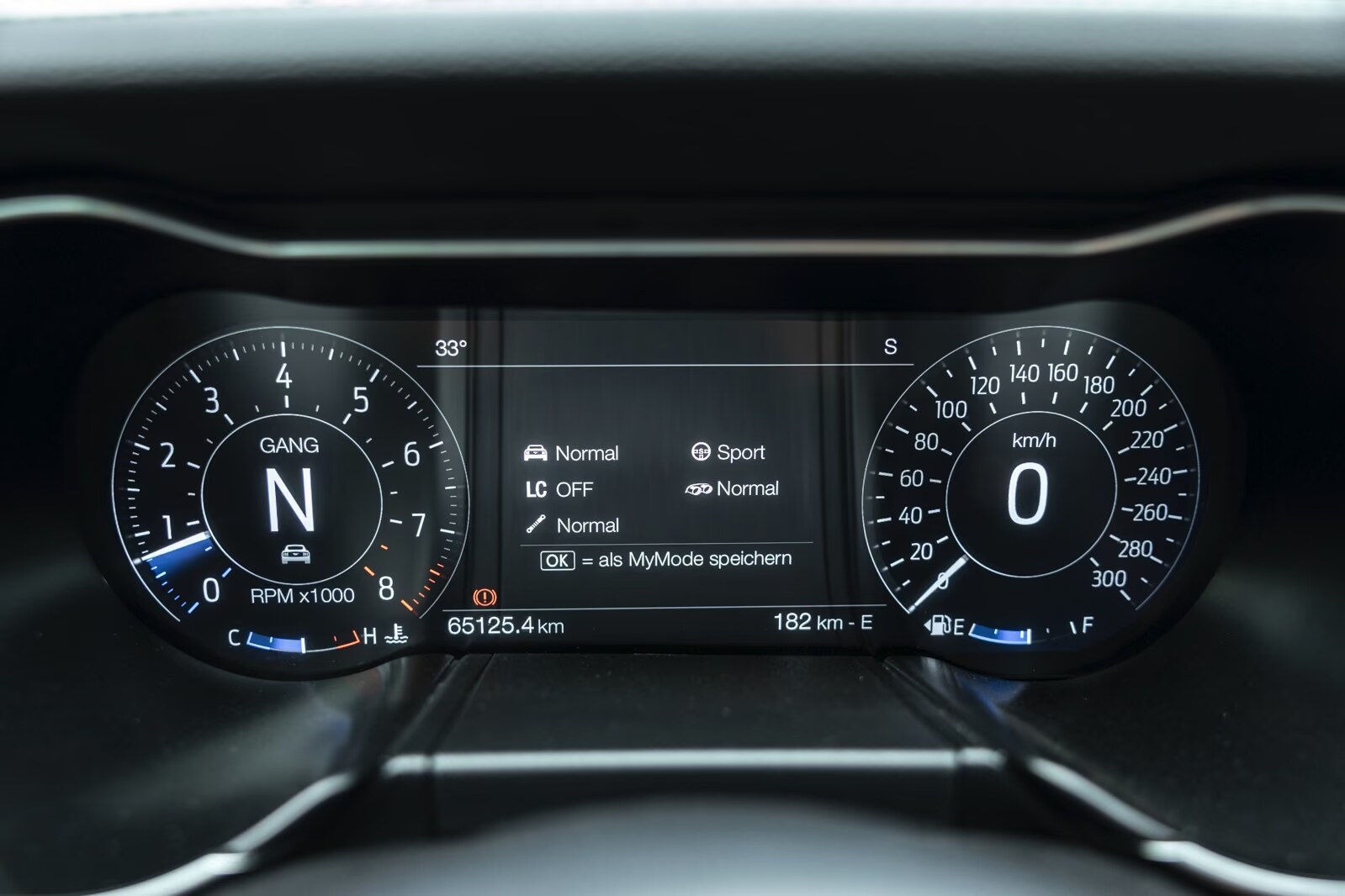 Digital cockpit of the Ford Mustang Bullitt showing 65,125 km on the odometer.
