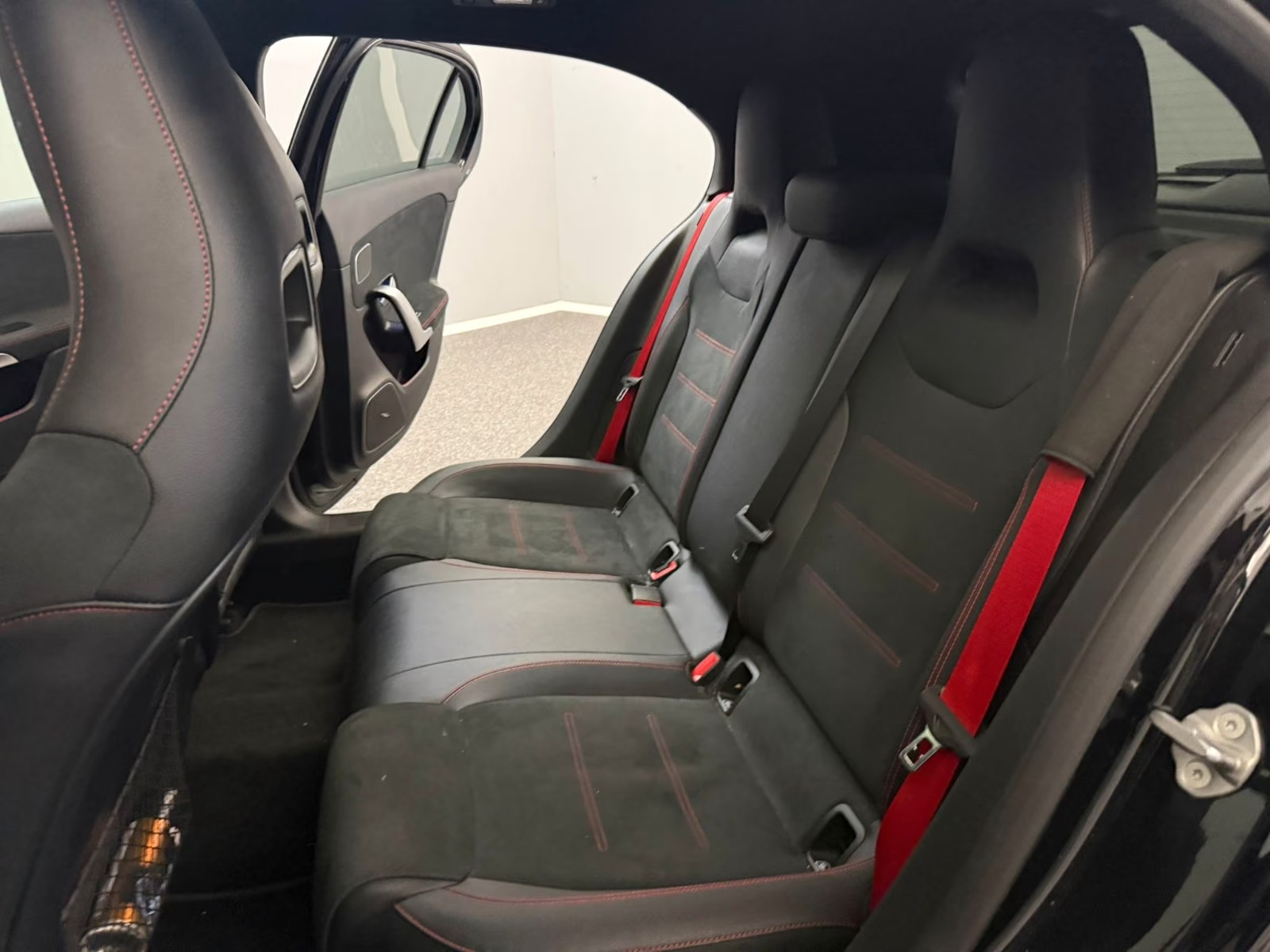 Mercedes-AMG A 35 4MATIC 2021 — rear passenger bench detail