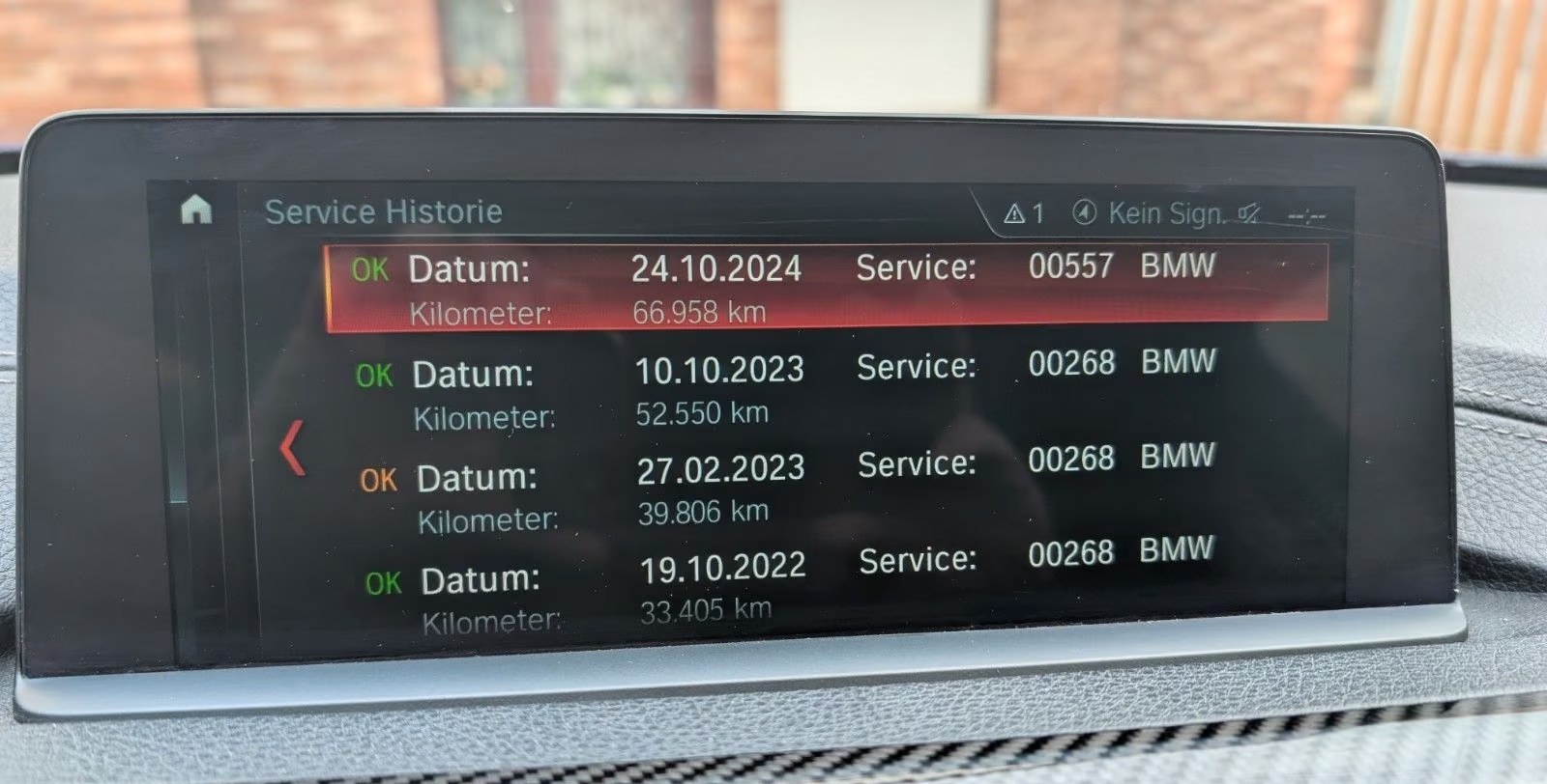 Service history displayed on the BMW iDrive screen.