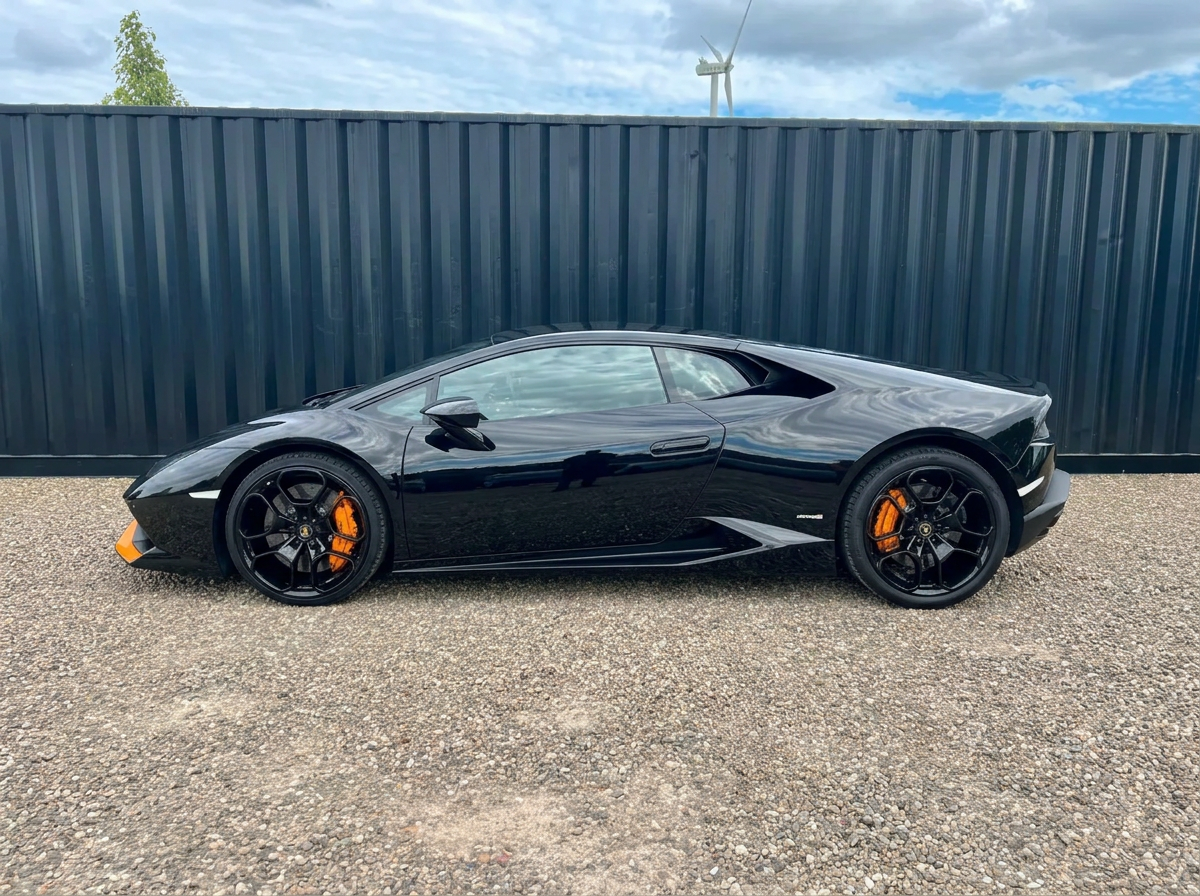 Lamborghini Huracán LP 610-4 2015 — side profile with orange brake calipers