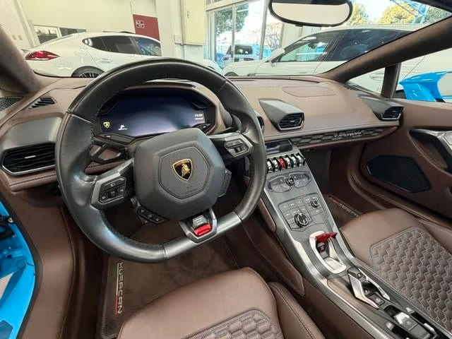 Lamborghini Huracán RWD Spyder 2017 — steering wheel and digital cockpit