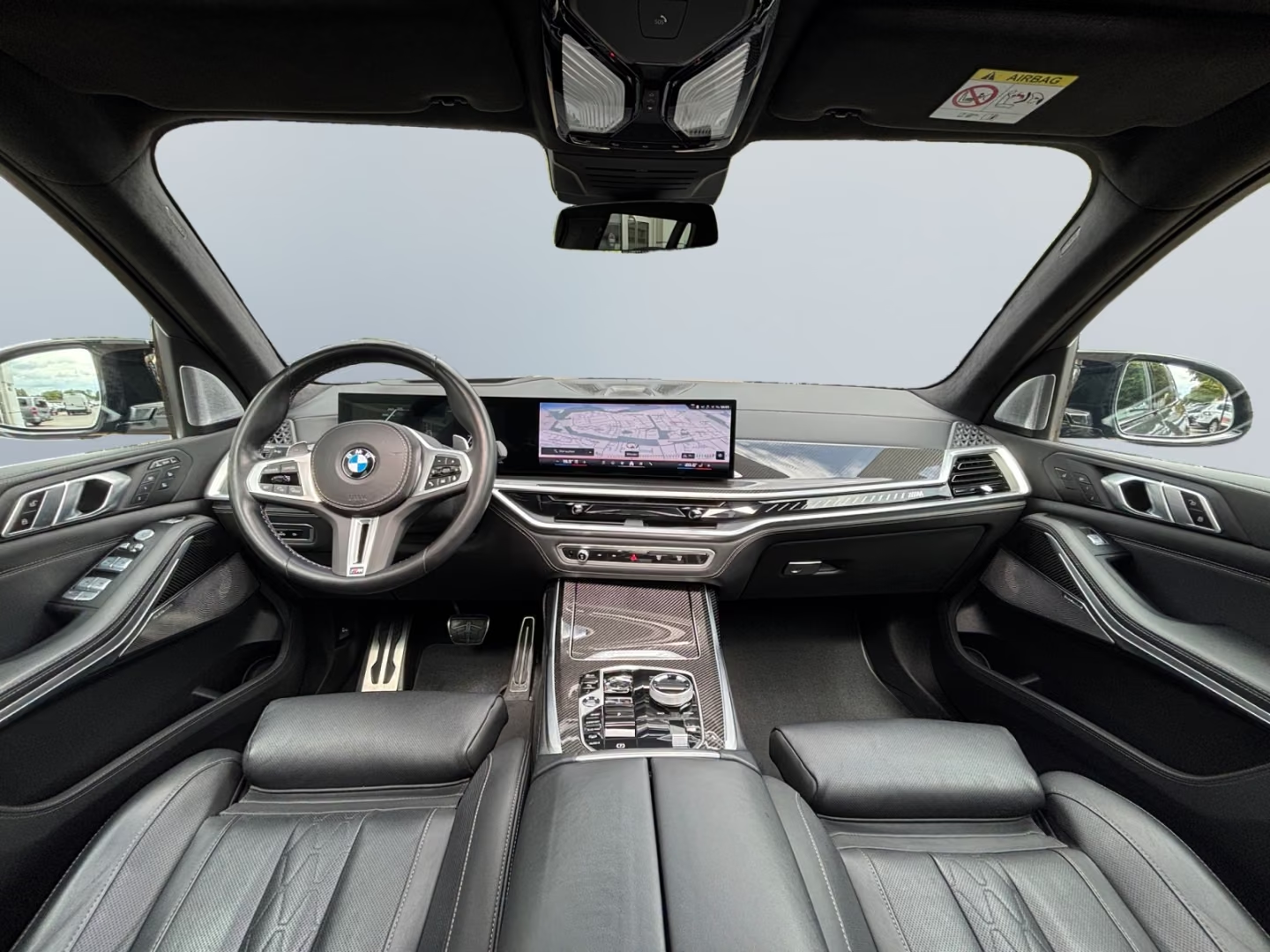 Dashboard of the BMW X7 with digital cockpit, navigation and M steering wheel.