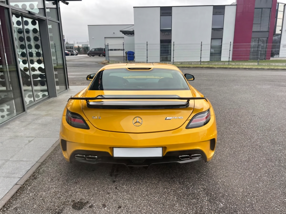 Mercedes-Benz SLS AMG Black Series rear and fixed carbon wing