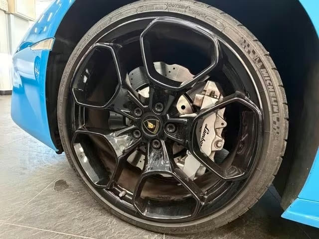 Lamborghini Huracán RWD Spyder 2017 — alloy wheel with silver brake caliper