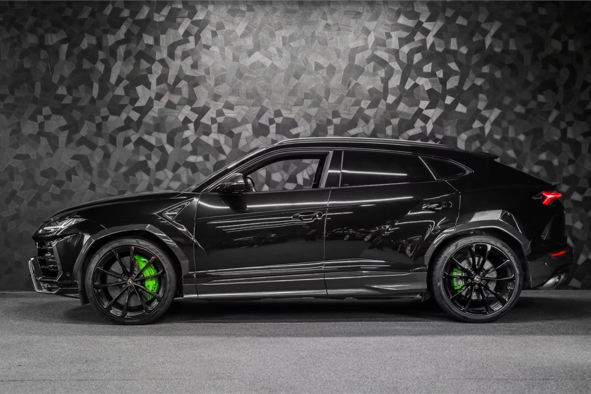 Lamborghini Urus 2021 — side profile on 23-inch wheels