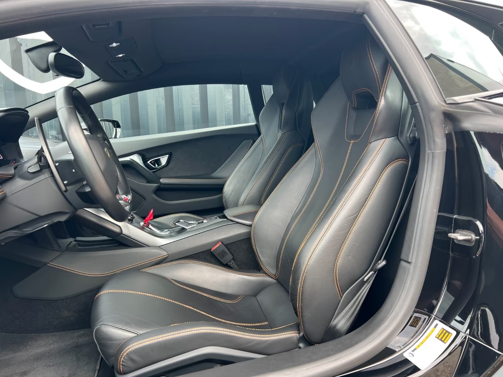 Lamborghini Huracán LP 610-4 2015 — sport seats with orange stitching